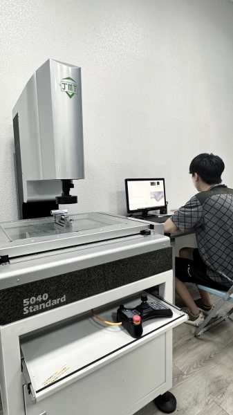 Automatic flat measuring instrument